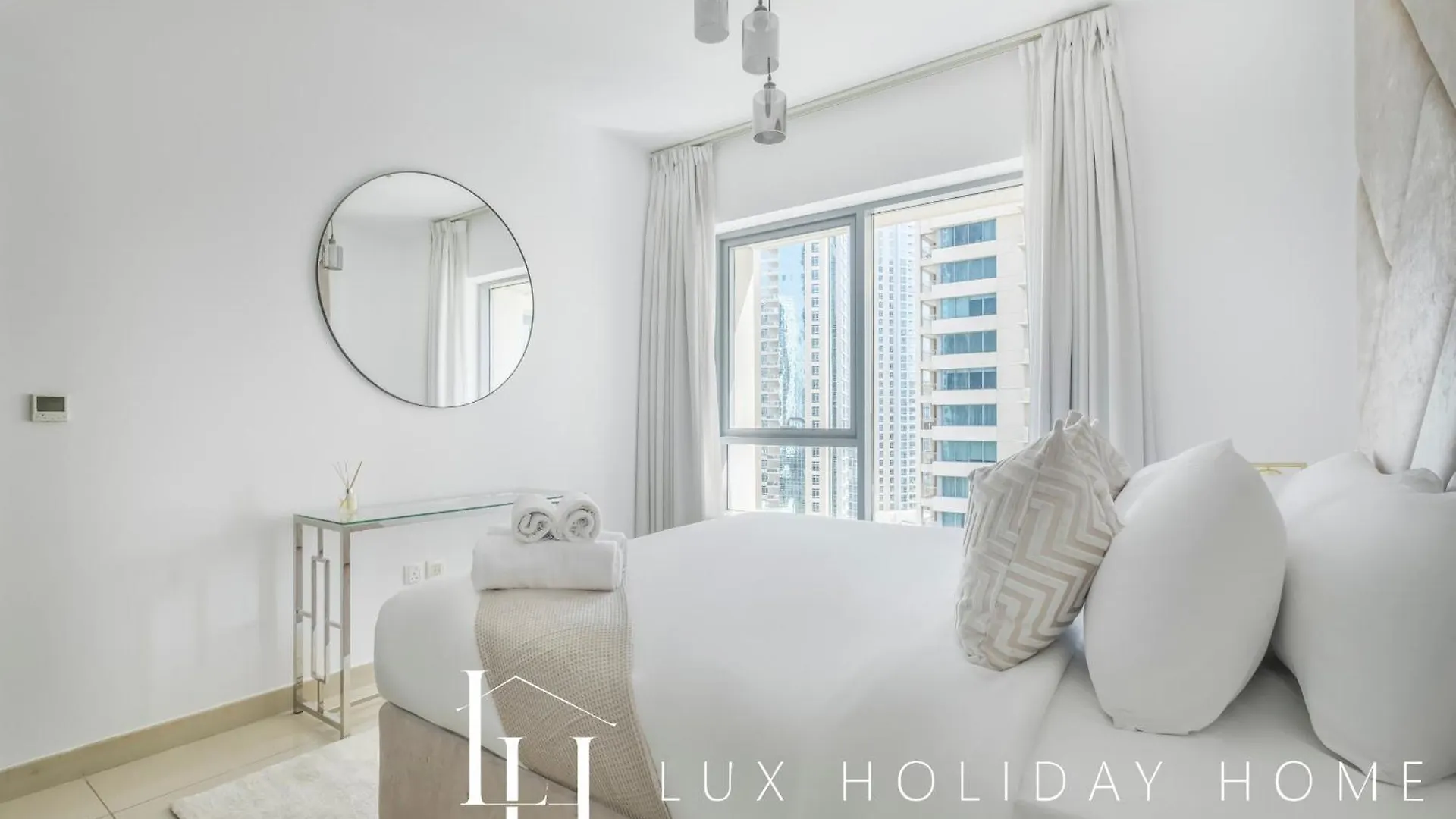 Lux The Fountain View Suite Dubai Apartment